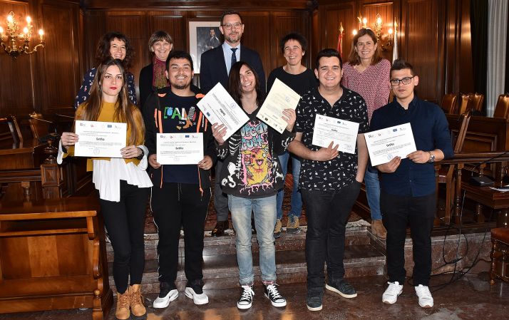 Alumnos y responsables institucionales en la entrega de diplomas. /Jta.