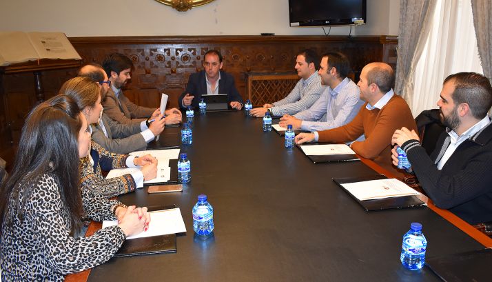 Una imagen del encuentro entre AJE y Diputación. 