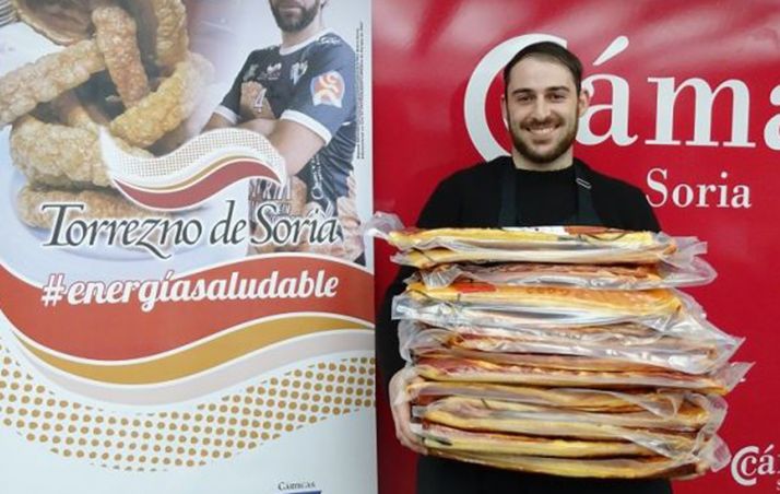 Adrián García, ganador del sorteo, con el suculento botín. /SN