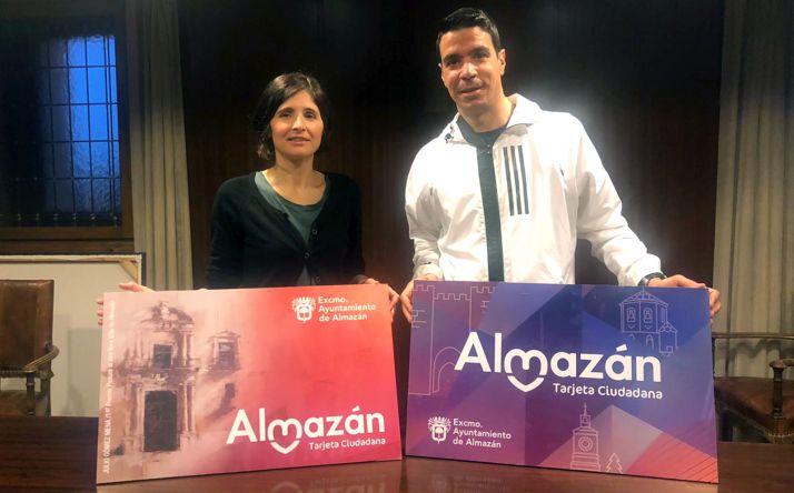 Teresa Ágreda y Enrique Fernández, con los diseños de la nueva tarjeta. /AA