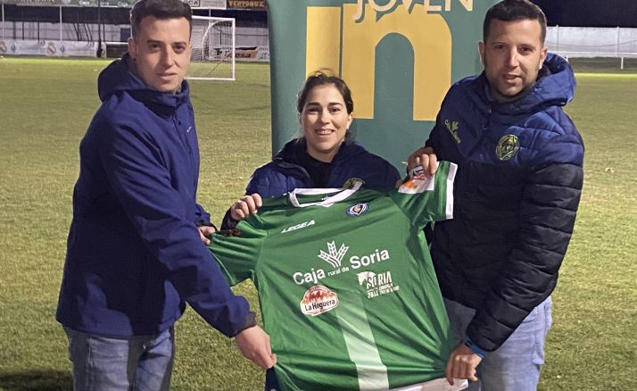 Arancha Aldea, mostrando la elástica del CD San José. /CDSJ