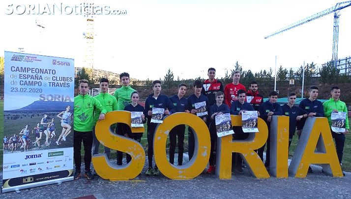 Foto conjunta de los tres clubes de atletismo de la capital. /SN