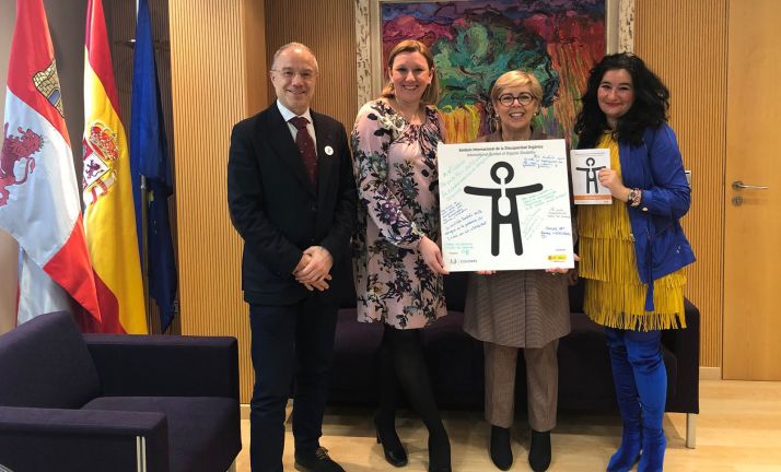 Imagen tras la reunión de la consejera con responsables de COCEMFECYL. /Jta.