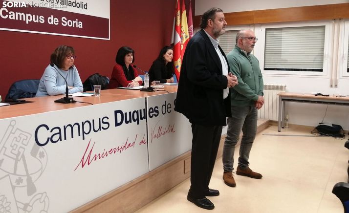 A la izquierda, D Arrigo, Ciria y Hamodi, en la presentación de la mesa redonda oficiada por Ruiz y Latorre (dcha.). /SN