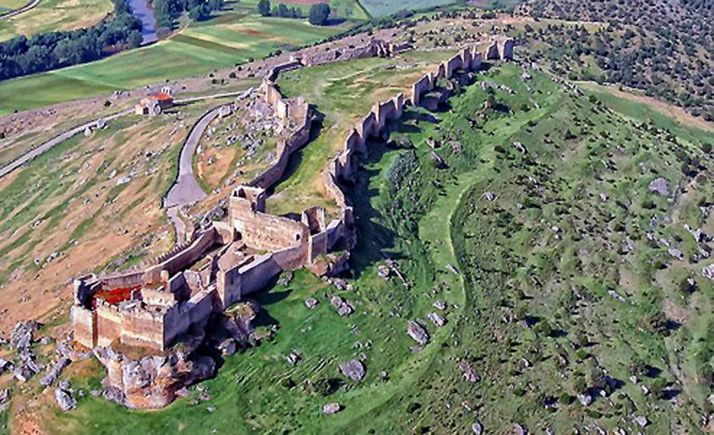 Una imagen aérea de la fortaleza medieval de Gormaz. 