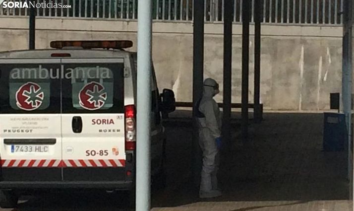 Un operario del Sacyl este mediodía en el Santa Bárbara. /SN