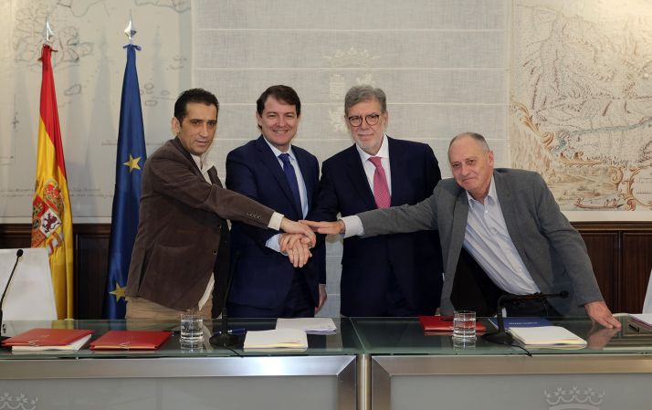Los rubricantes del acuerdo este lunes. /Jta.