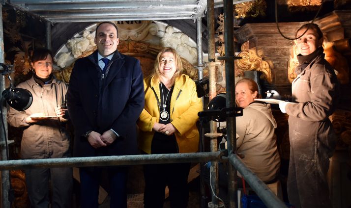 La delegada (ctro.) junto al alcalde y el equipo de restauración. /Jta.