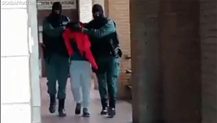 Un momento de la detención del presunto autor de los hechos. /SN