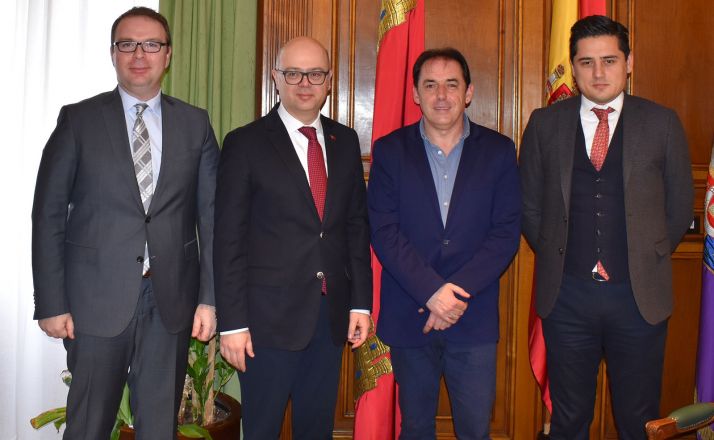 La delegación turca con el presidente de la Diputación. /SN