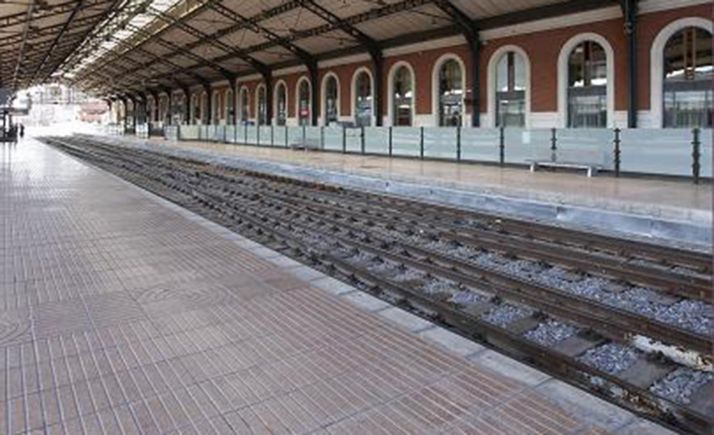 Imagen de los andenes de la estación. 