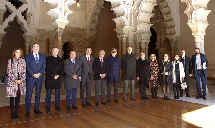 Los asistentes al encuentro en el Palacio de la Alfajería. 