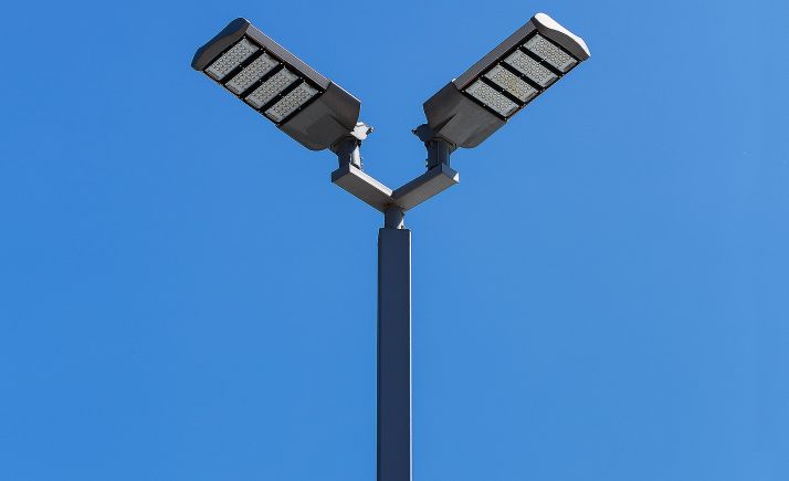 Una farola de alumbrado público con tecnología led. 