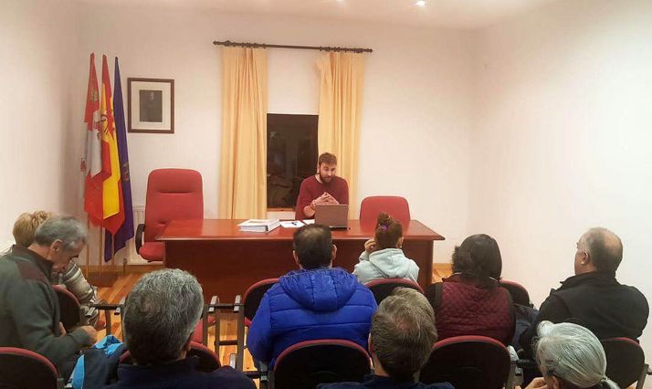 El alcalde, Juan Carlos García, en una reunión con los vecinos. /AF