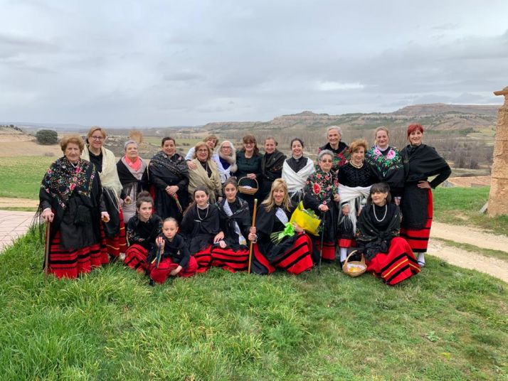 Treinta mujeres celebran Santa Águeda en Peñalba de San Esteban