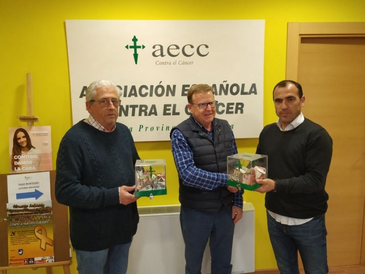 Entrega de la recaudación a la AECC de Soria.