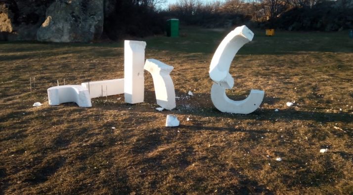 Las letras destrozadas. 