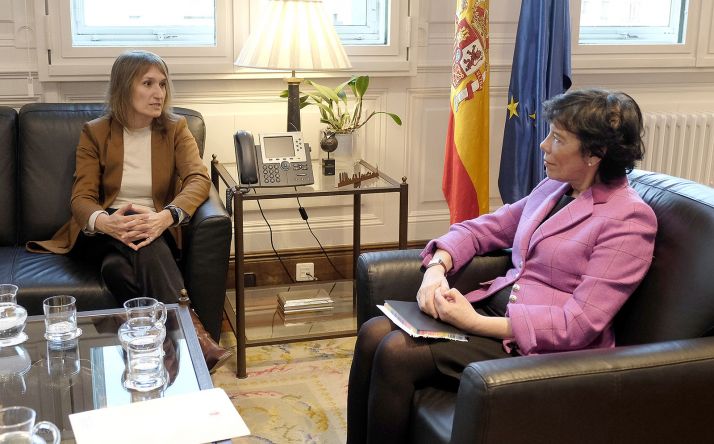 La consejera (izda.) con la ministra esta tarde. /Jta.