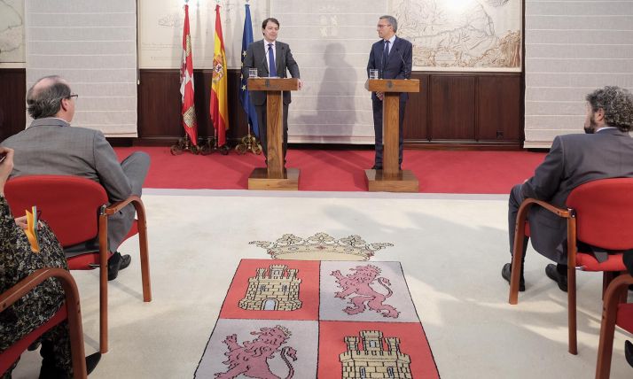 Mañueco e Izquierdo en el encuentro institucional este jueves. 