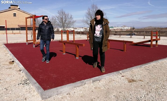 Ana Alegre y Eder García en el nuevo espacio biosaludable en La Barriada este jueves. /SN