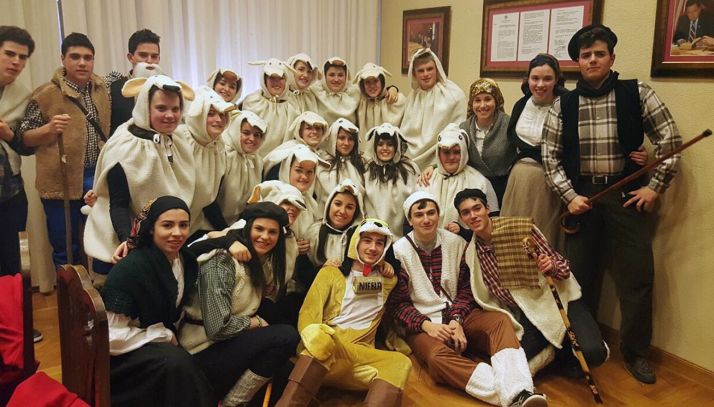 Un grupo de quintos tras el pregón en una edición anterior. 