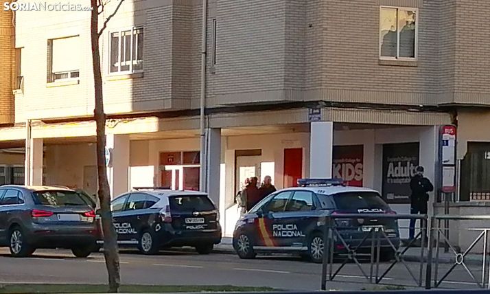 Dos dotaciones del CNP esta mañana en las puertas de la academia. /SN