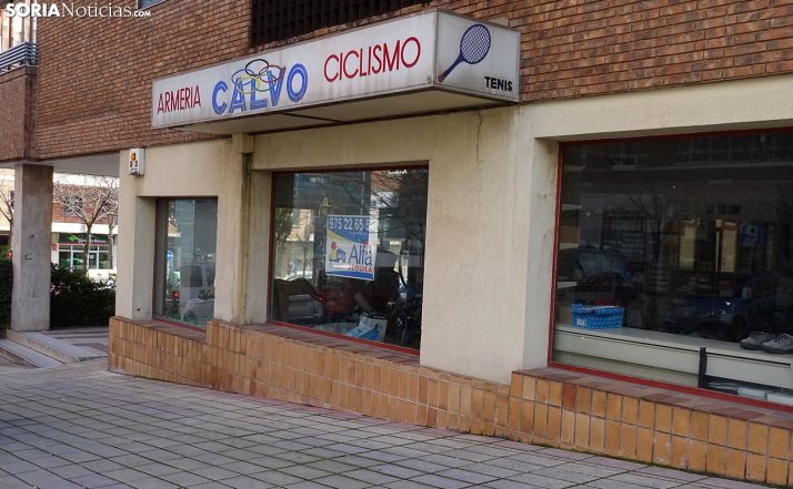 Establecimiento de venta de material deportivo, ya cerrado, al que han tratado de entrar los ladrones. /SN