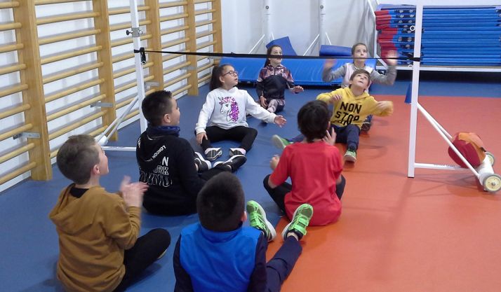 Escolares en un colegio practicando deporte al modo que lo haría una persona con discapacidad física.