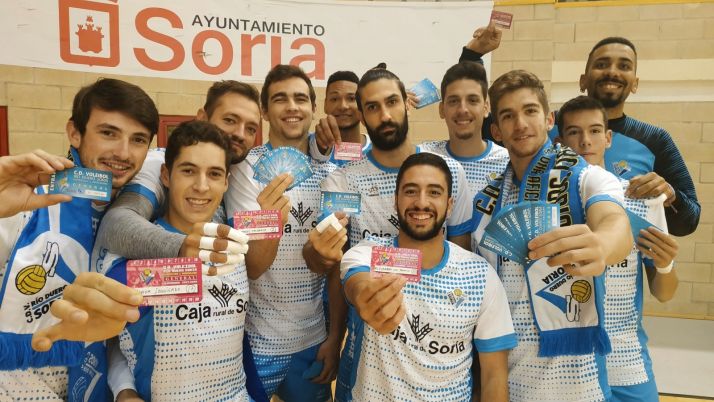 Jugadores del club con los carnés de abonados. /CDV RD