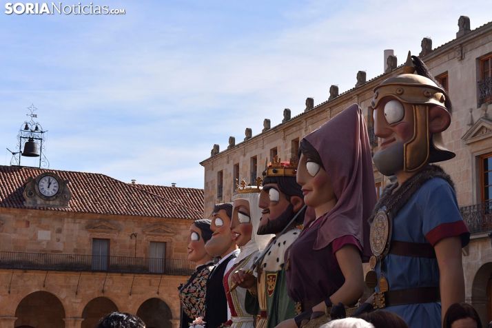 GALERÍA: Gigantes y Cabezudos rodeados de Carnaval en Soria