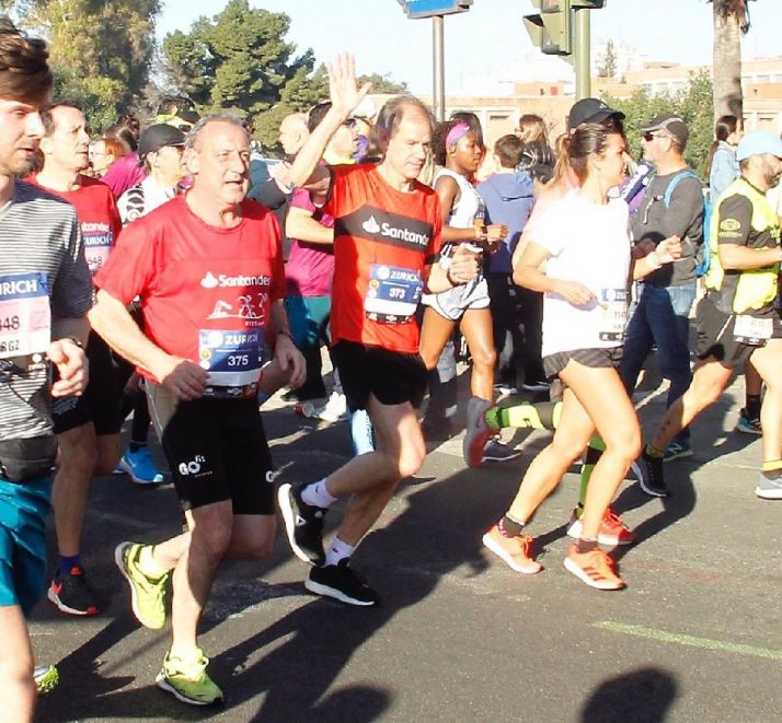 Abel Antón y Fermín Cacho cruzan juntos la meta en el Zurich Maratón Sevilla
