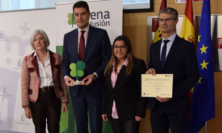El consejero de Presidencia (1º izda.) en la entrega de los premios. /Jta.