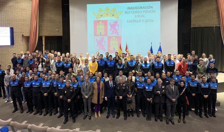 Foto de familia de la presente promoción del curso. /Jta.