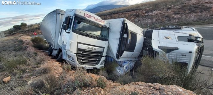 Aparatoso accidente en la salida de la A-15 en Ágreda