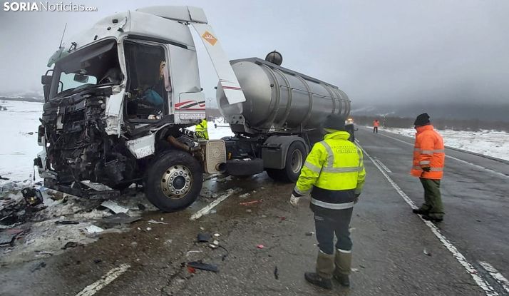 El camión cisterna siniestrado tras el choque con otro vehículo articulado. /SN