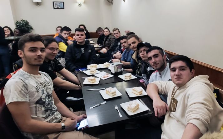 Jóvenes degustando la costrada en un establecimiento de ASEC. /FOES