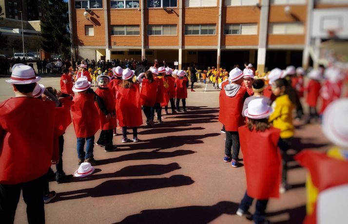Escolares en el patio durante una actividad del colegio. 