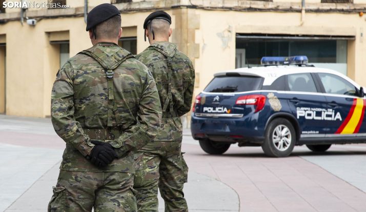 Dos militares y un coche patrulla del CNP en la capital. /María Ferrer