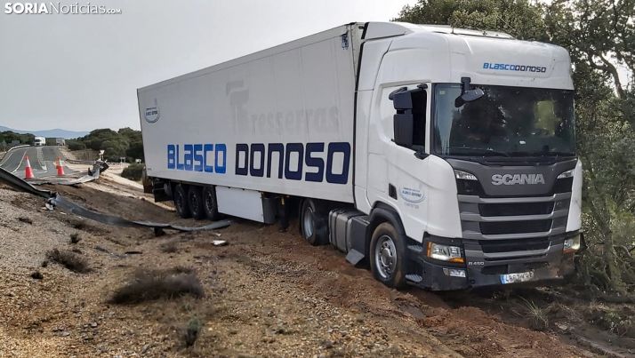 El vehículo varado fuera de la calzada. /SN