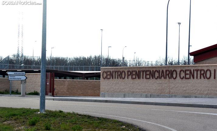 Una de las entradas al centro penitenciario de Las Casas esta semana. /SN