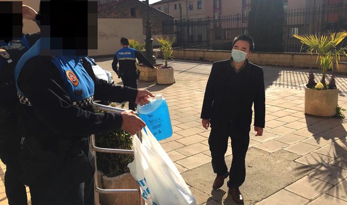 Un miembro de la comunidad china en la entrega de los productos. /Ayto.