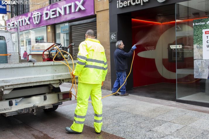 Limpieza de espacios públicos en Soria. /María Ferrer