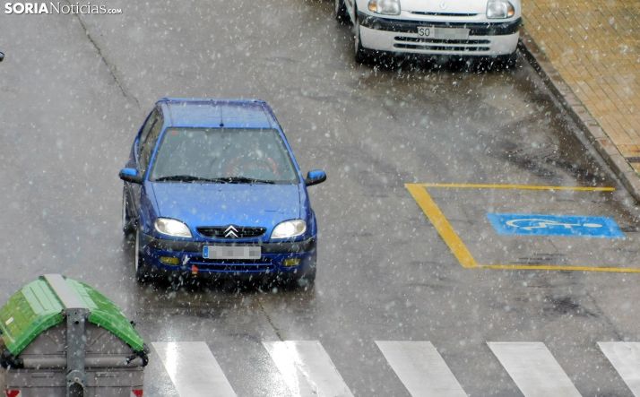 Un vehículo transitado por una calle de la capital durante las precipitaciones de nieve hoy. /SN