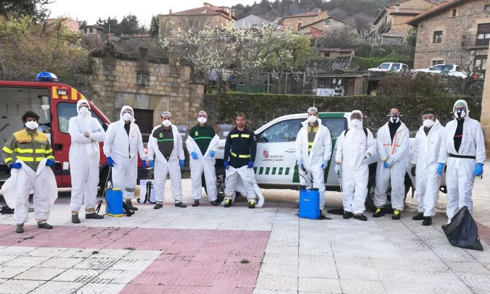Efectivos de desifección ayer en Vinuesa. /Jta.