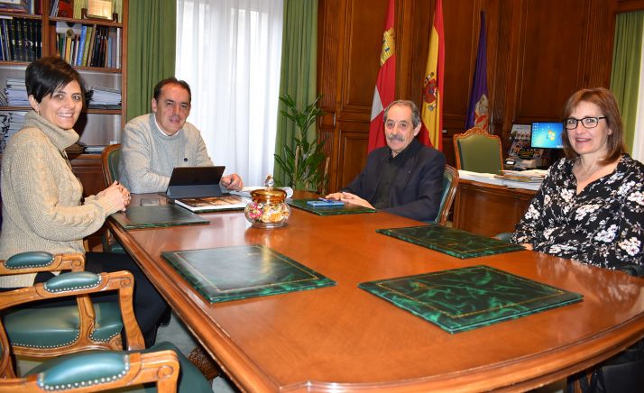 Responsables de la Hermandad este martes en el Palacio Provincial. /Dip. 