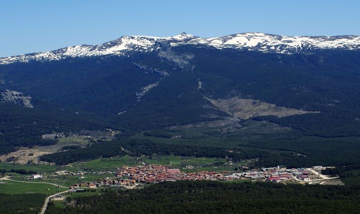 Una imagen de Duruelo, localidad de Asopiva, con Urbión al fondo. 