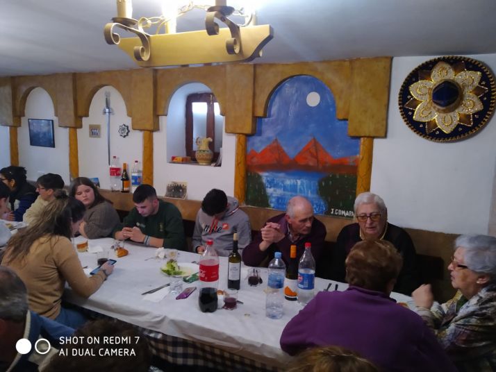 Comida vecinal en el Barrio Moro agredeño para terminar sus fiestas