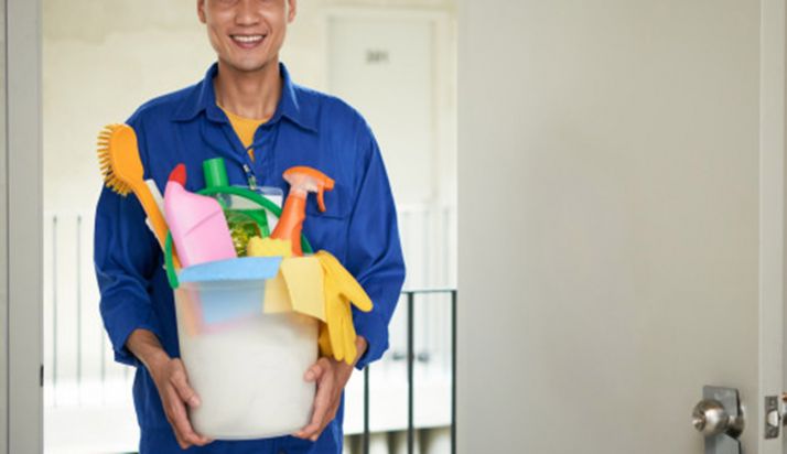 FOES recuerda al personal de la limpieza que extreme su labor en portales y elementos comunes de viviendas