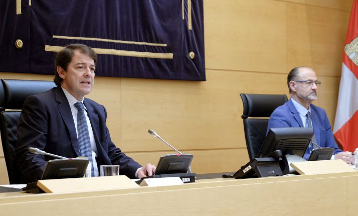 Alfonso Fernández Mañueco (izda.), en su comparecencia junto a Luis Fuentes. /Jta.