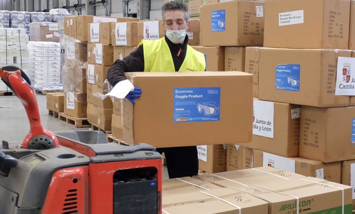 Un empleado en el almacén de la Junta en la distribución. /Jta.